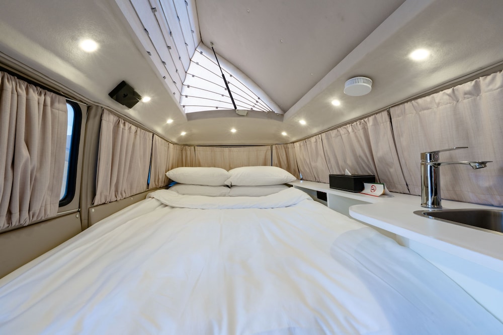 Vintage Camper, Mountain, Double Bed