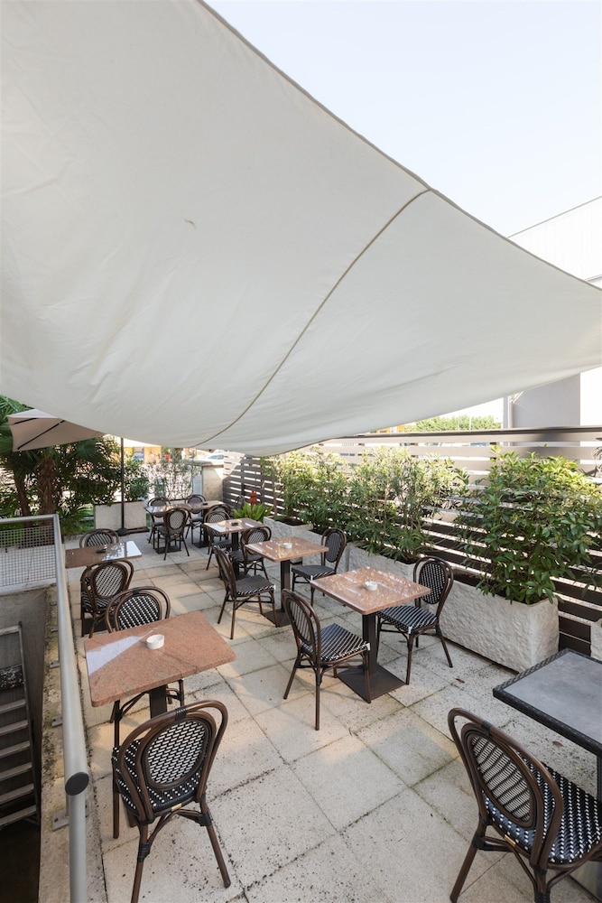 NOVENTA HOTEL 40/54