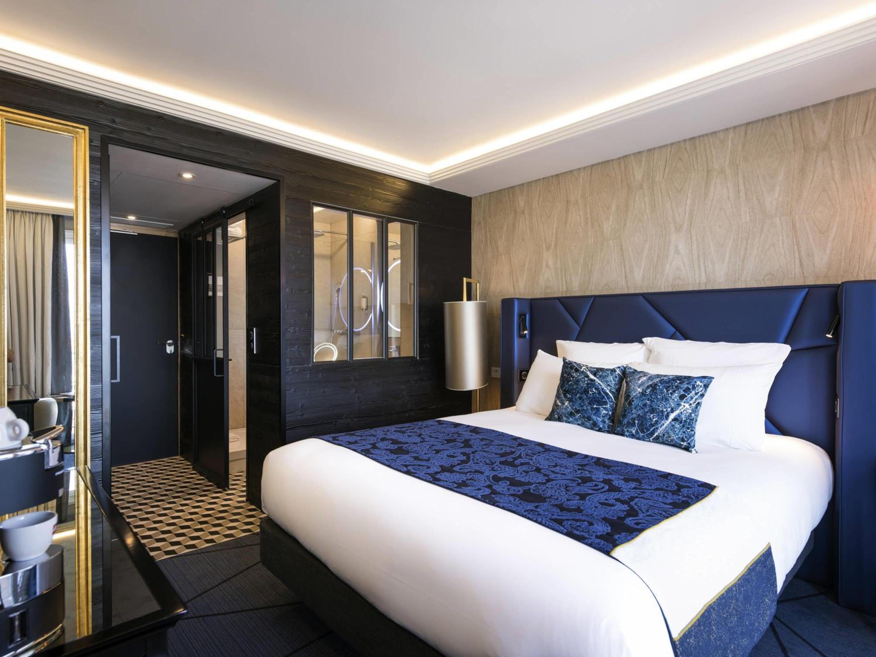 Superior, Queen Bed, Land Side