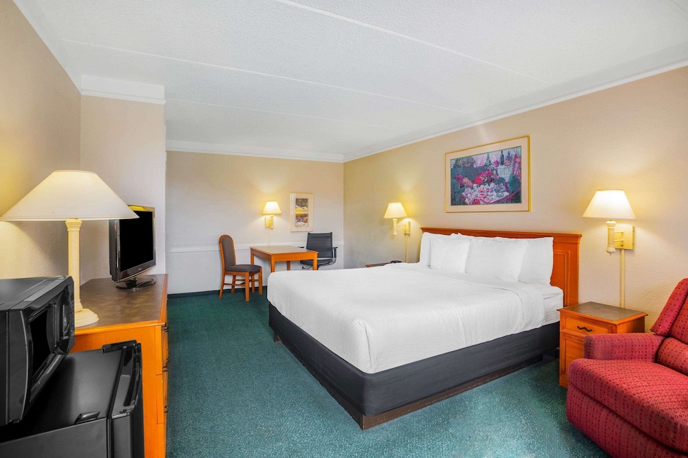 Super 8 by Wyndham Eagle Pass 23/41