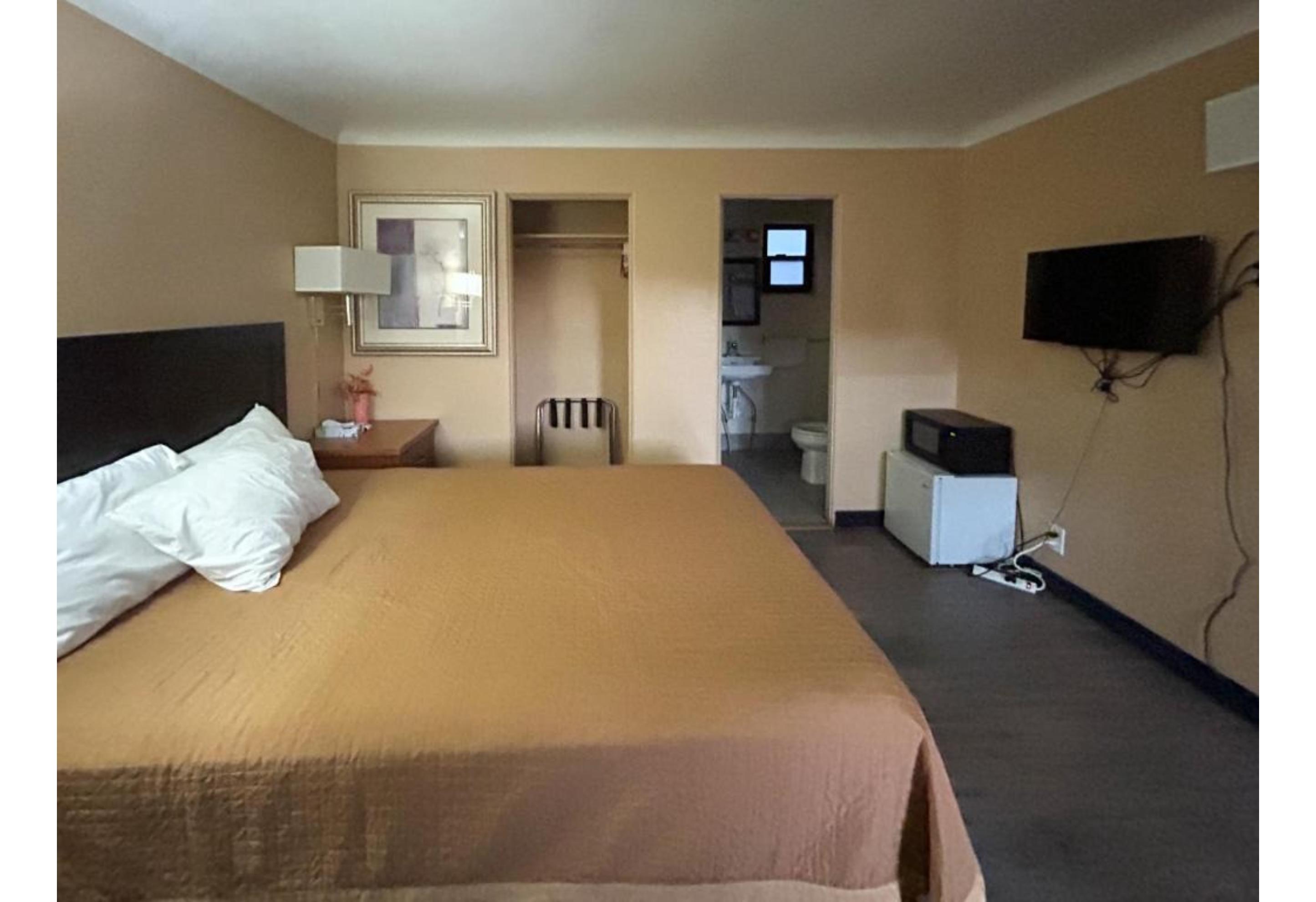 1 King Bed - Non-Smoking, Micfridge