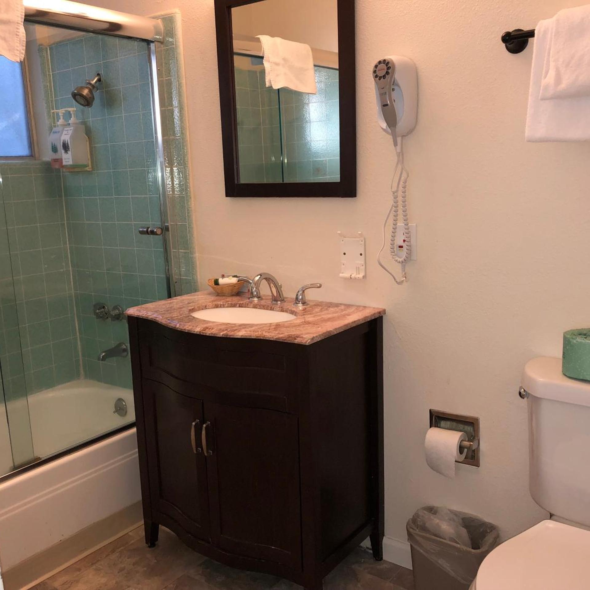 غرفة بسرير كينج، Cedar Inn & Suites 6/7