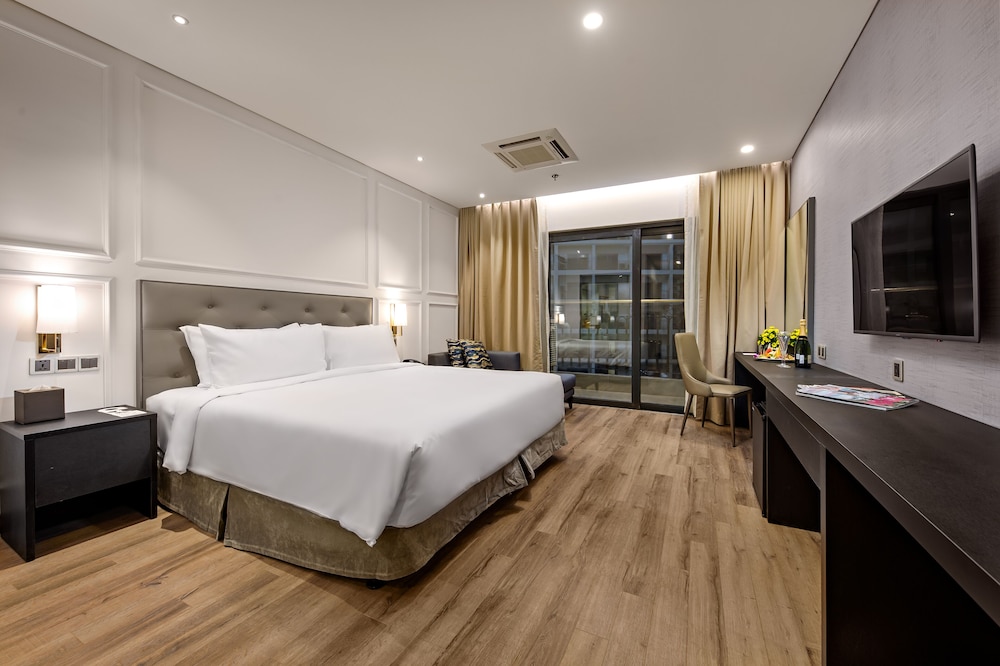 غرفة سوبيريور بسرير كينج بإطلالة على المدينة بشرفة، Wyndham Danang Golden Bay 2/7