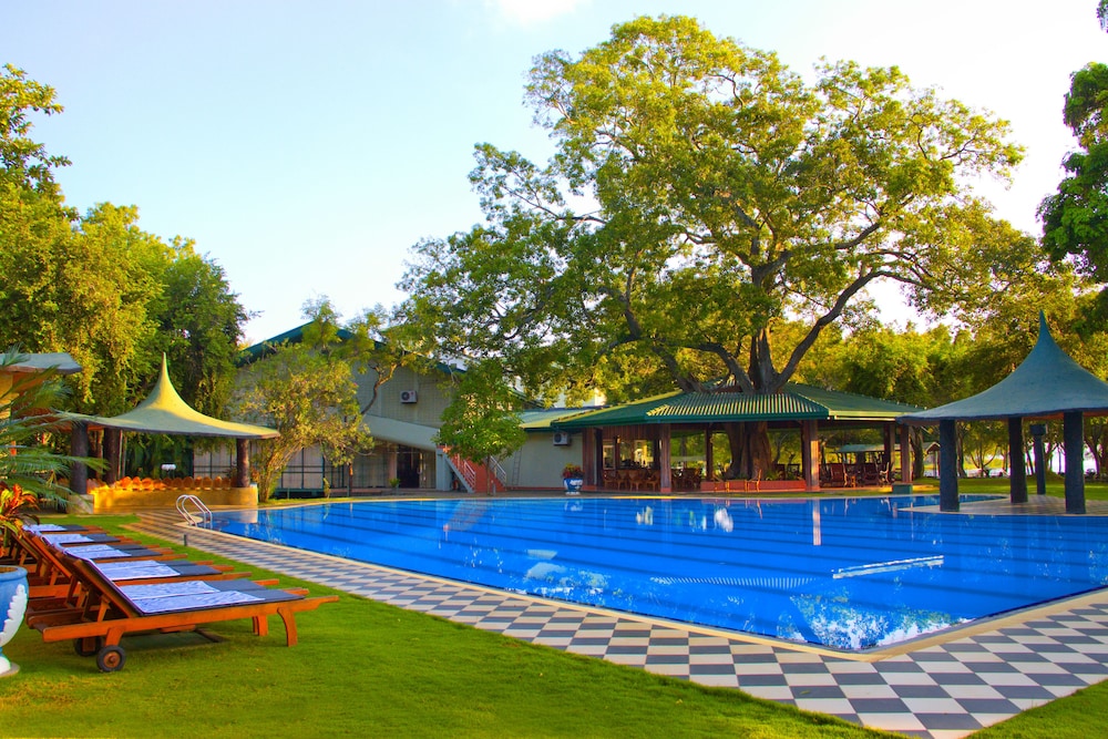 Hotel Sudu Araliya 55/69