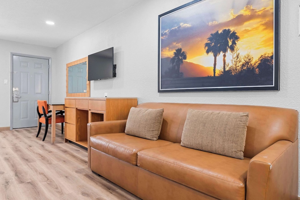 Econo Lodge Inn & Suites Sealy 40/52