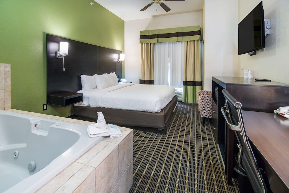 Clarion Inn & Suites Weatherford South 12/33