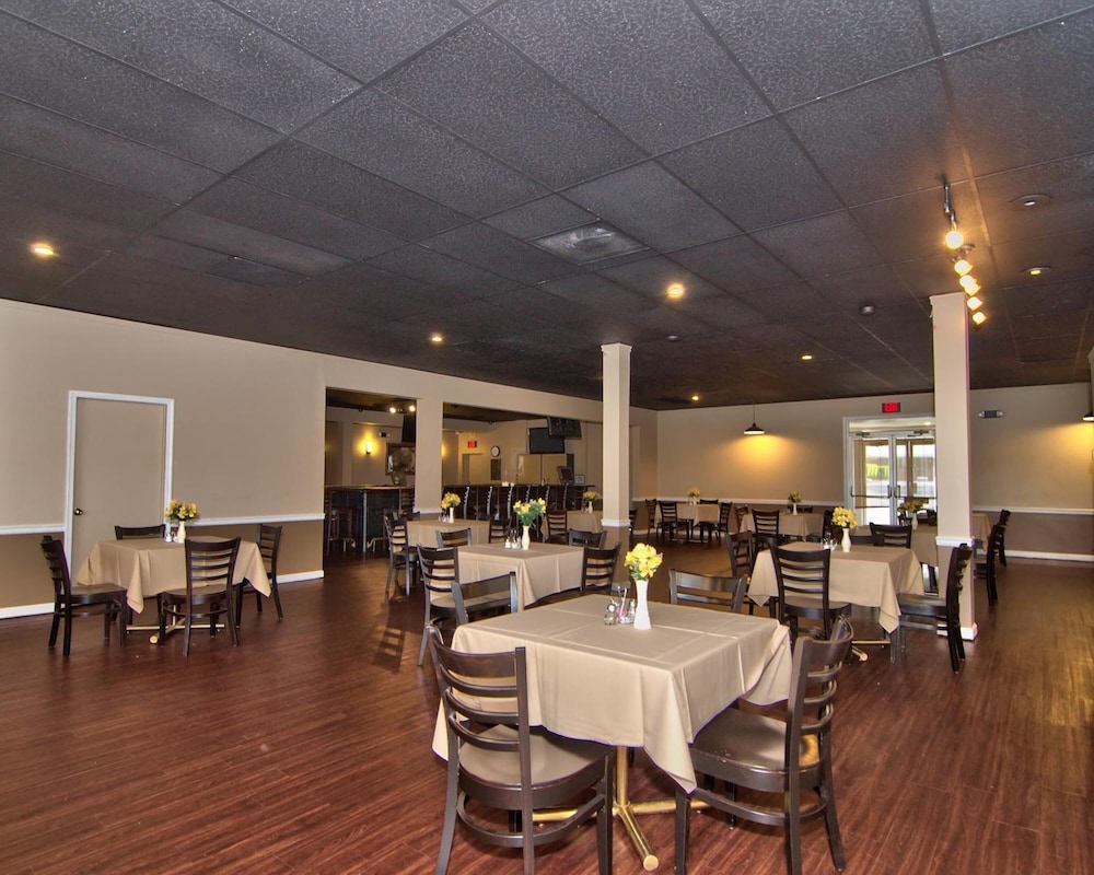 Parkview Inn and Conference Center (ex Econo Lodge) 35/50
