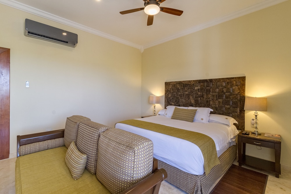 DELUXE, SUITE, KING BED, PARTIAL SEA VIEW, SOFA