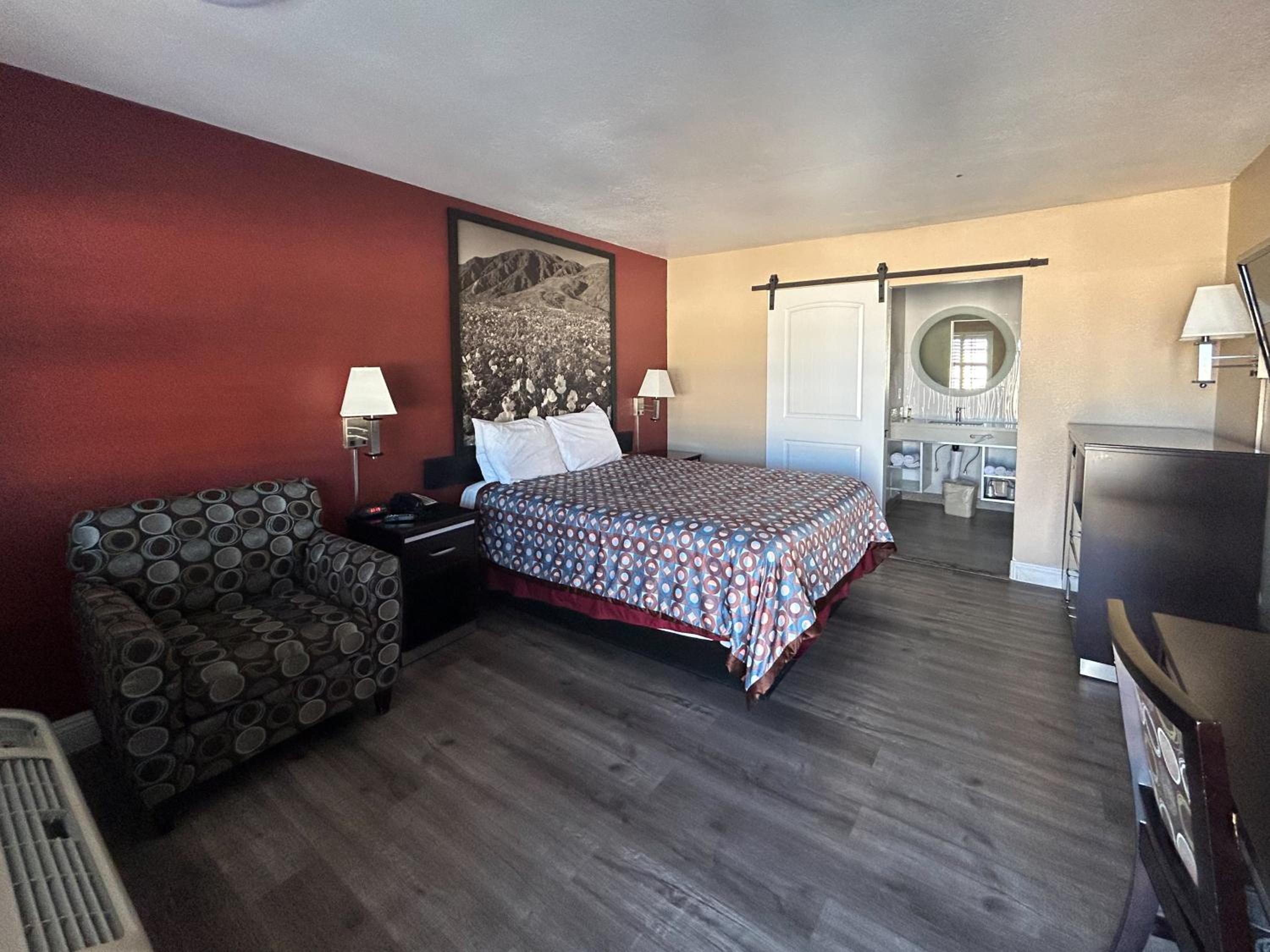 1 Queen Bed - Smoking