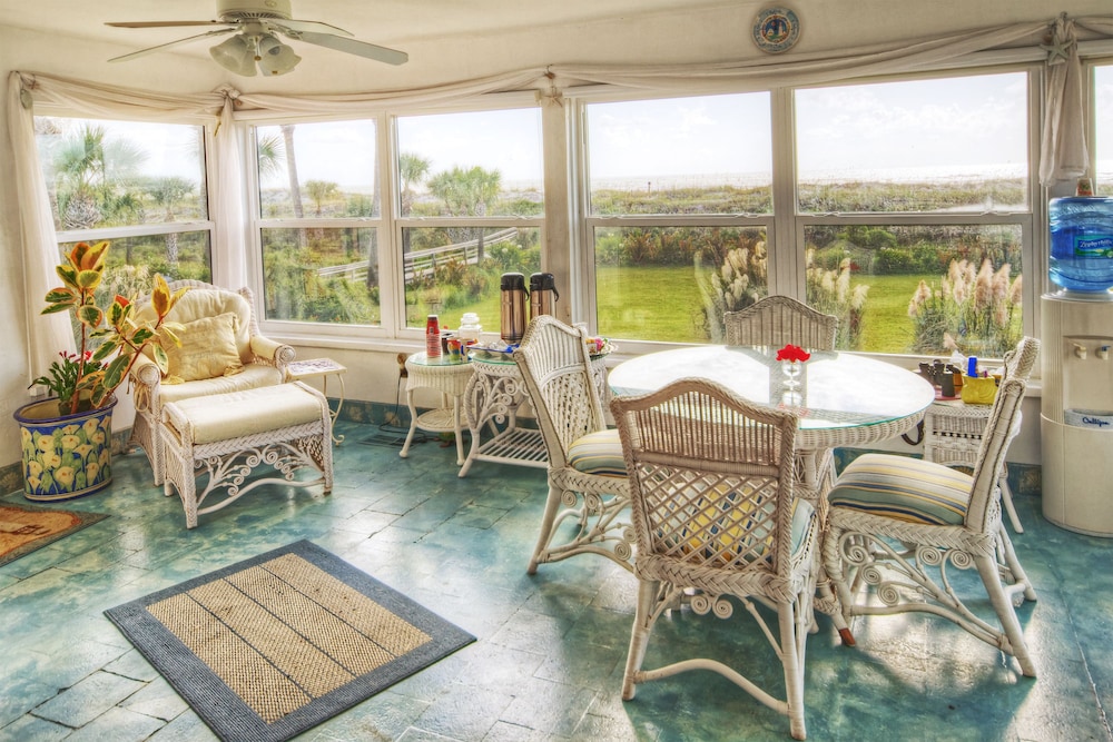 Beachfront Bed & Breakfast 24/46