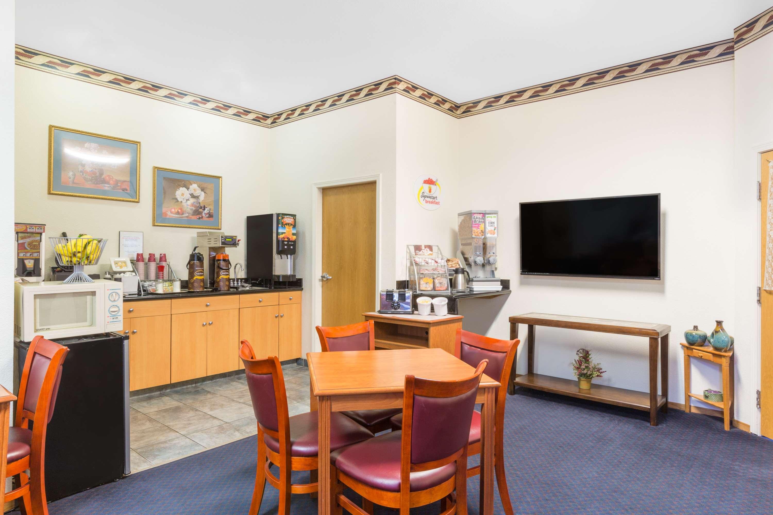 Creekside Inn & Suites 37/47