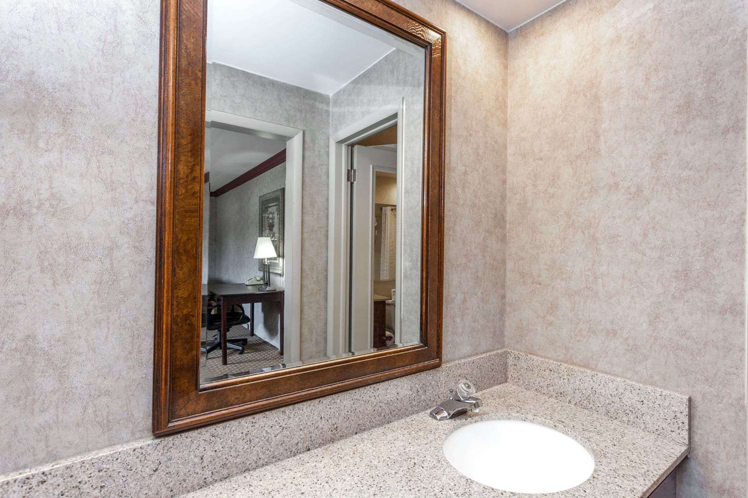 Days Inn & Suites By Wyndham Roseville/Detroit Area 14/15
