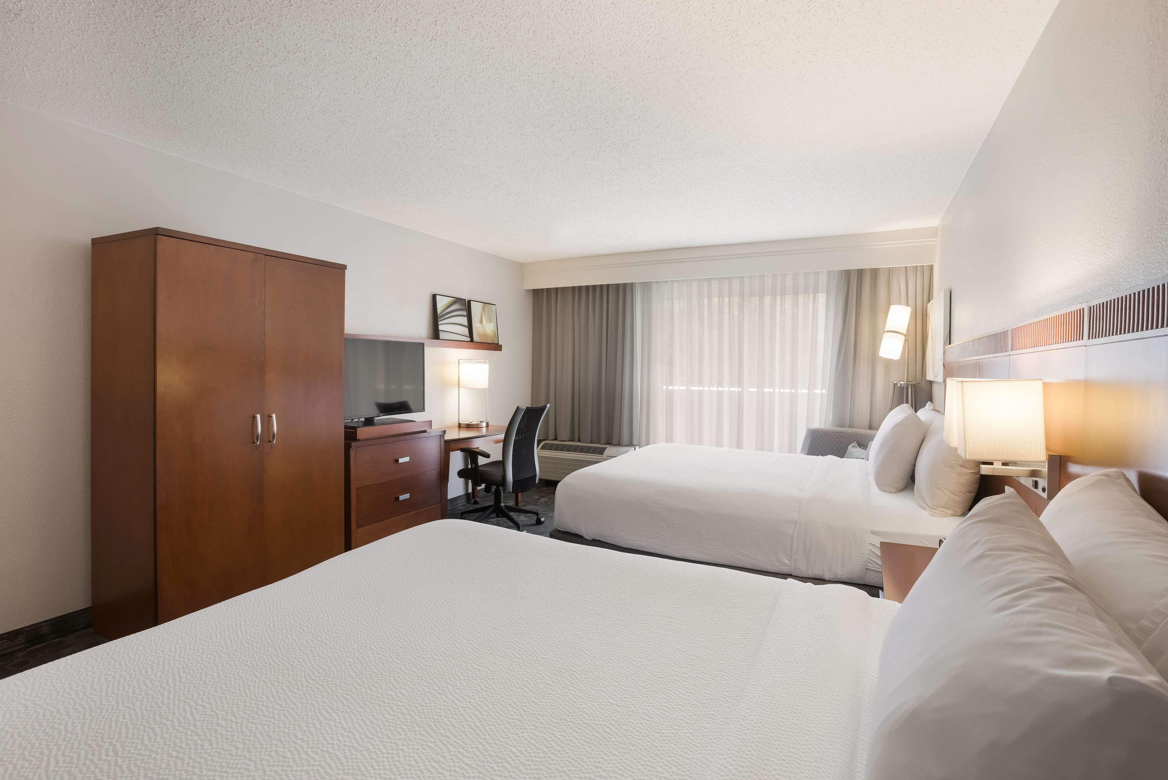 DELUXE, 2 QUEEN BEDS, BATHTUB, ACCESSIBLE