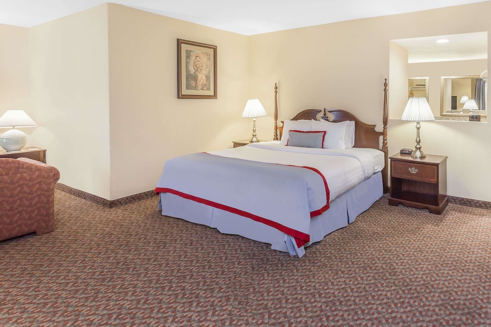 Ramada Plaza By Wyndham Garden Grove/Anaheim South 11/43