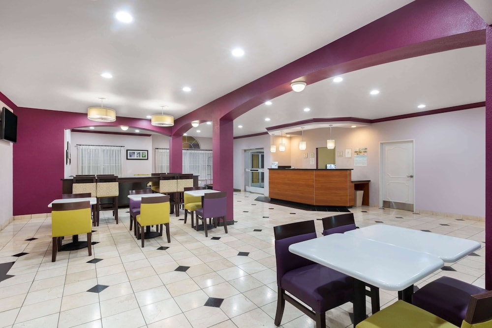 La Quinta Inn & Suites by Wyndham Tulare 30/40