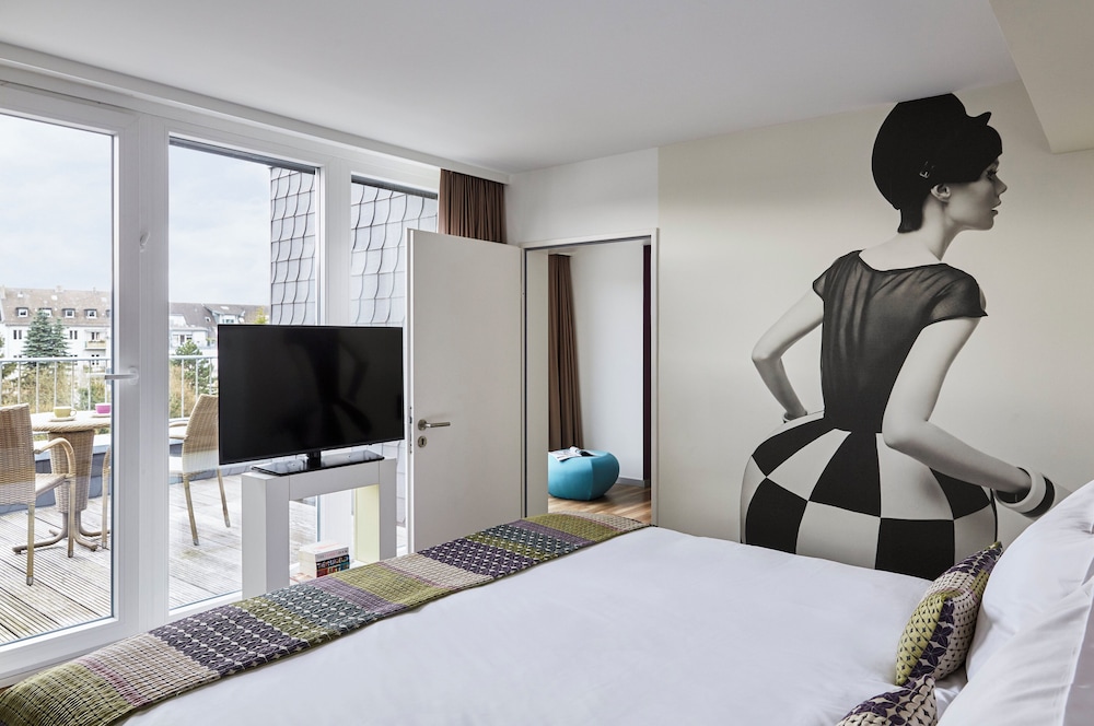 1 Bedroom, Suite, King Bed, Garden View