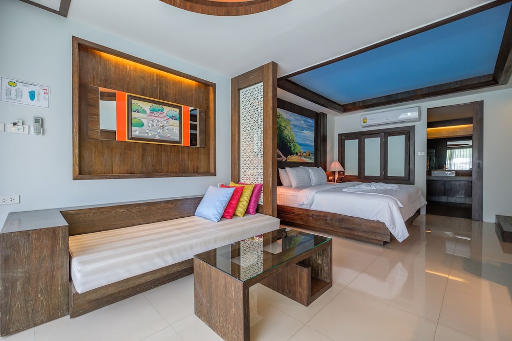 GRAND DELUXE POOL ACCESS