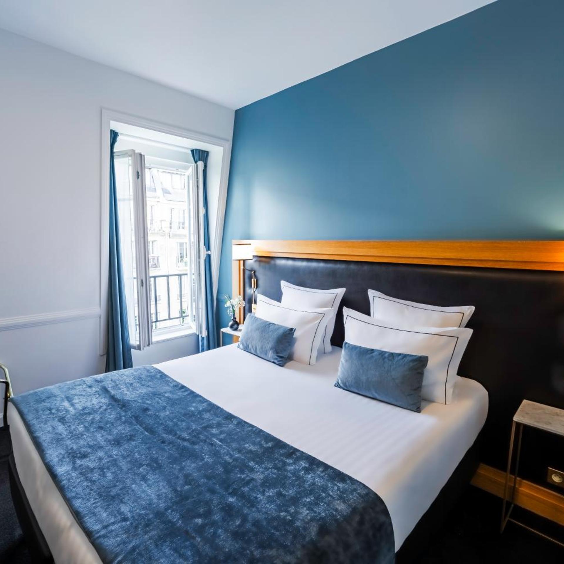 Classic, Double Bed, Eiffel View