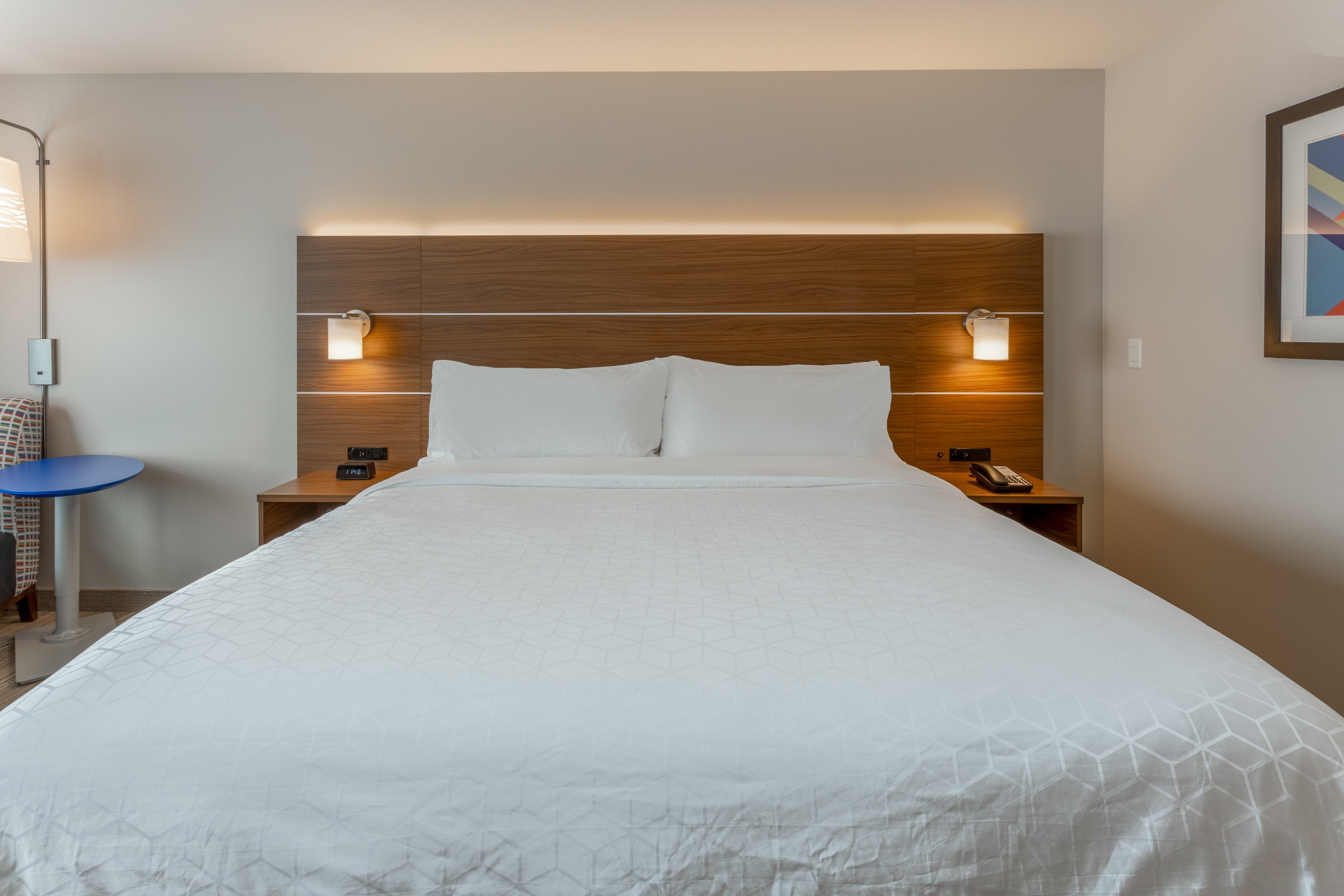 Holiday Inn Express Suites Rice Lake 18/72