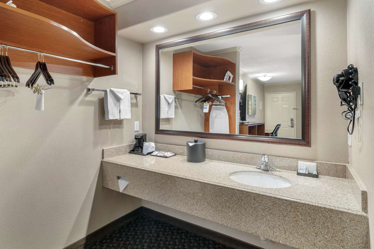 Best Western Oxnard Inn 48/48