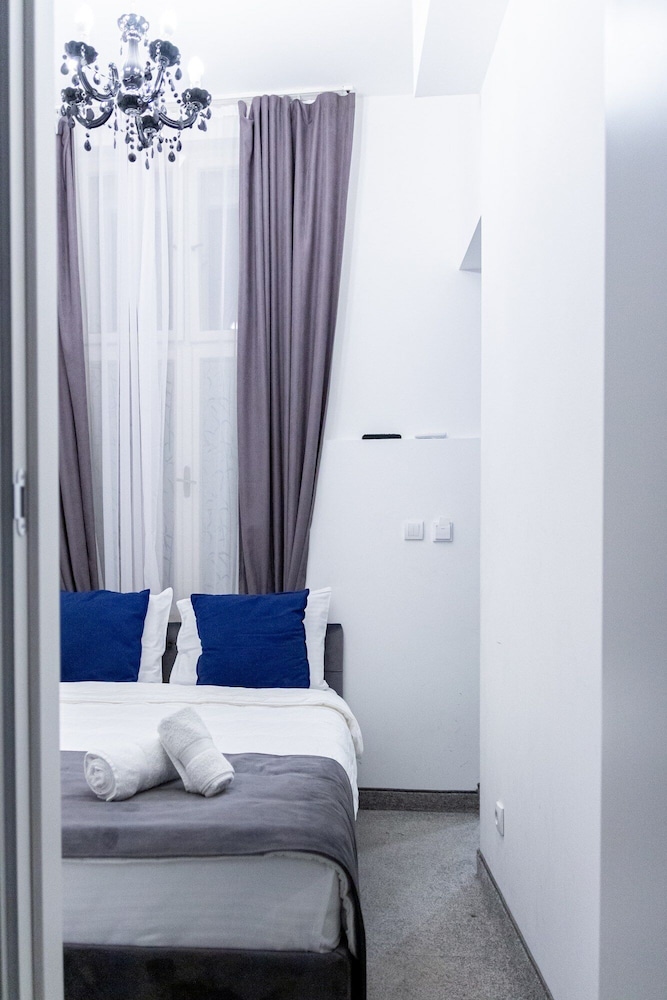 Kings Palace Suites 10/50