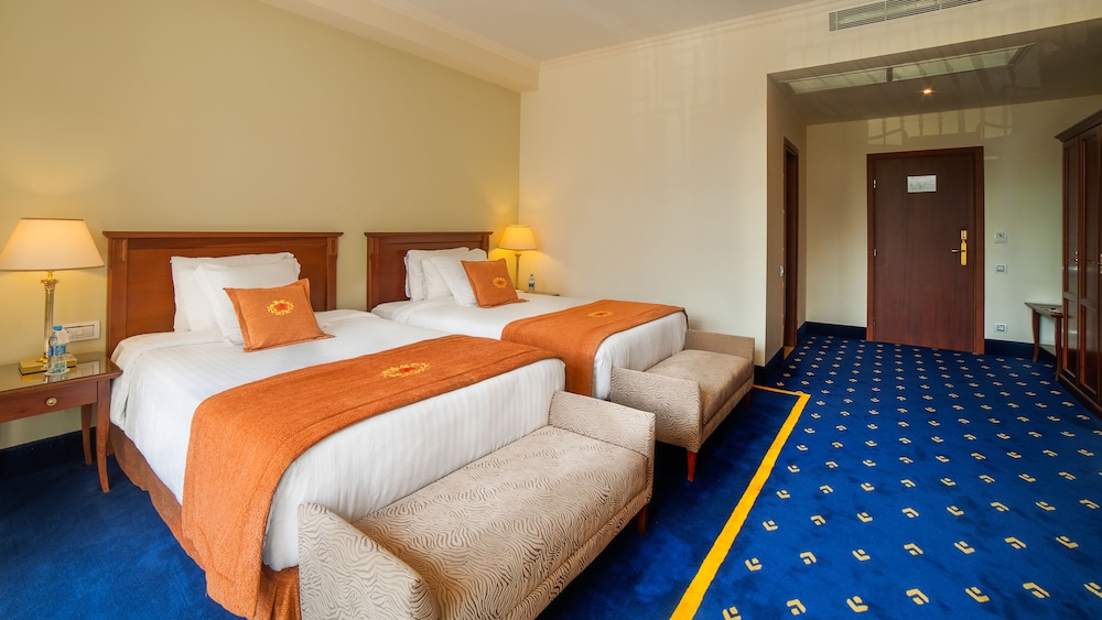 Family, 2 Queen Beds, Pool View
