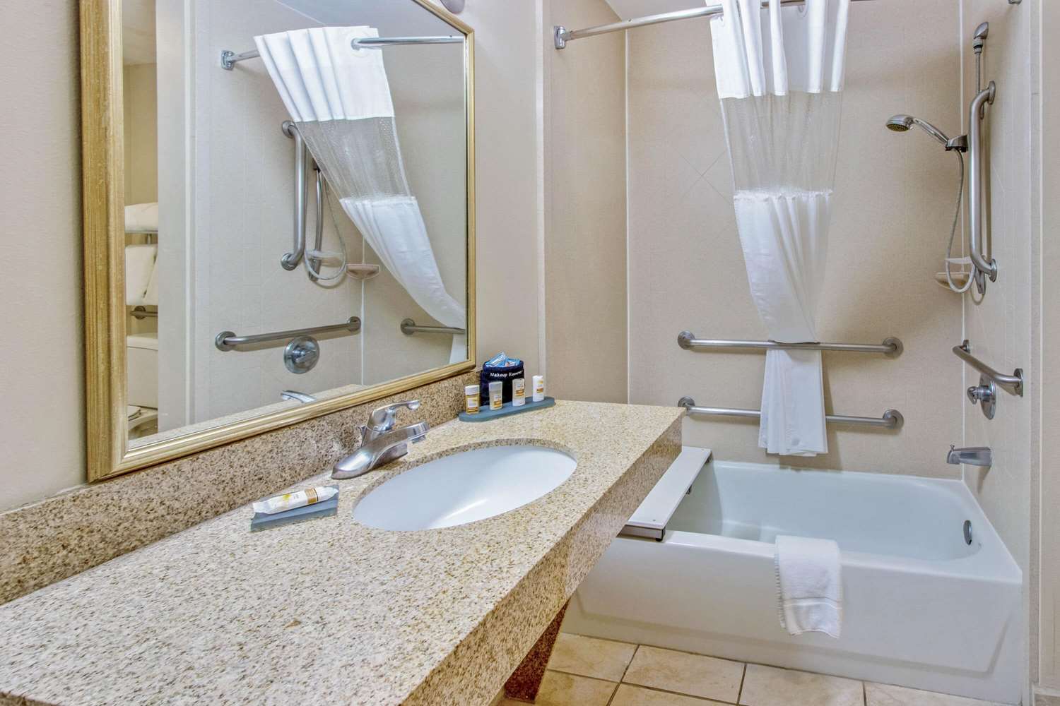 La Quinta Inn & Suites by Wyndham Ruidoso Downs 53/55
