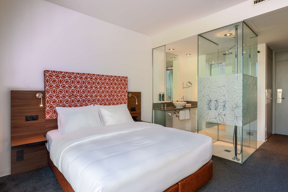 DELUXE, QUEEN BED