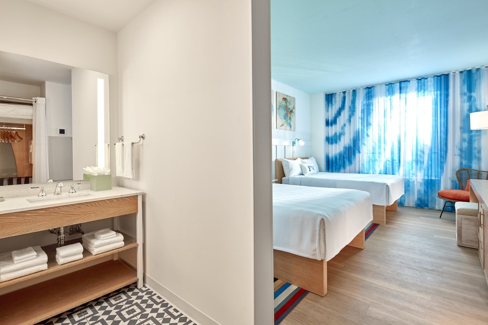 Universal's Endless Summer Resort - Surfside Inn and Suites 40/40