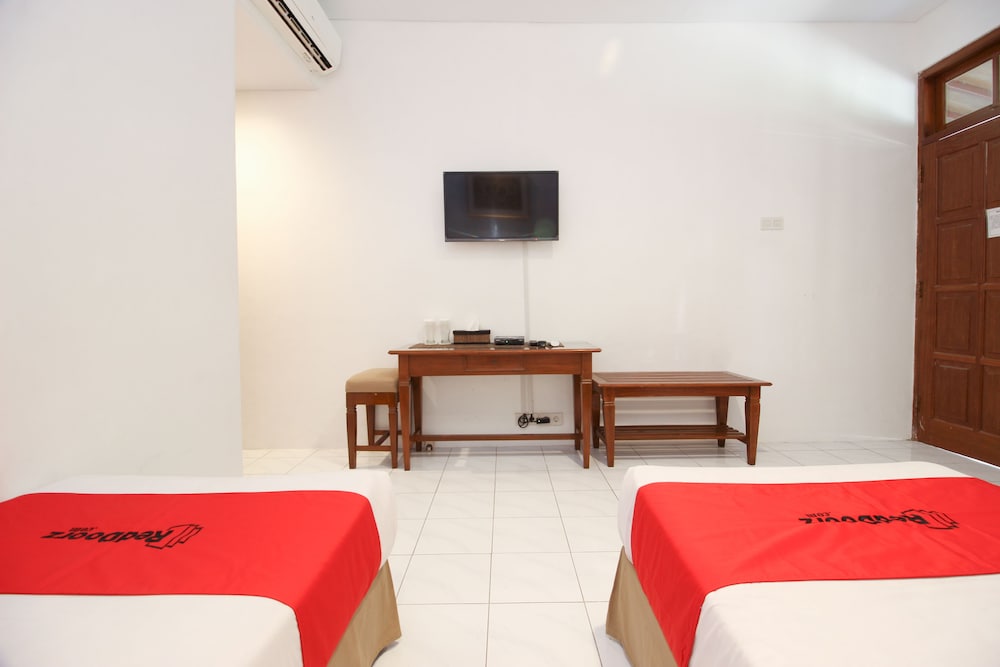 Reddoorz Plus Near Alun Alun Selatan 2 18/32