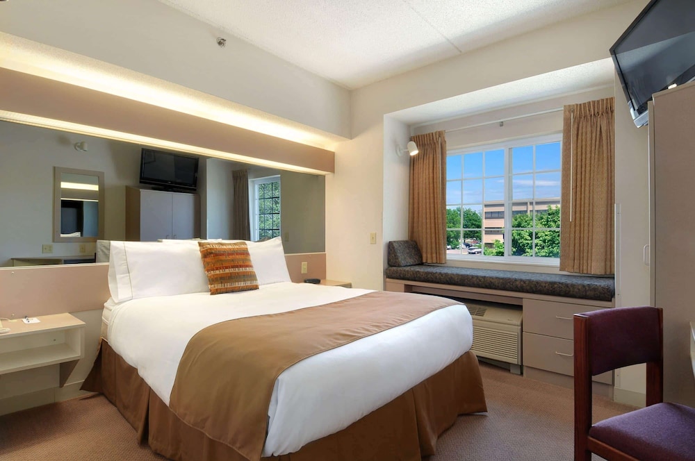 Microtel Inn & Suites by Wyndham Bloomington MSP Airport 8/16