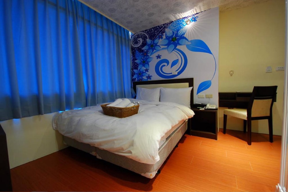 Happiness Inn 13/29