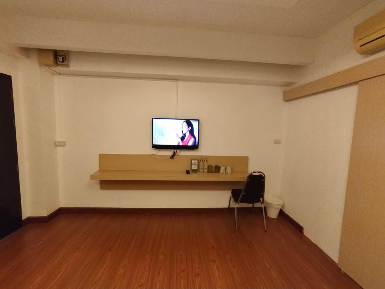 Aileen Hotel 2/25