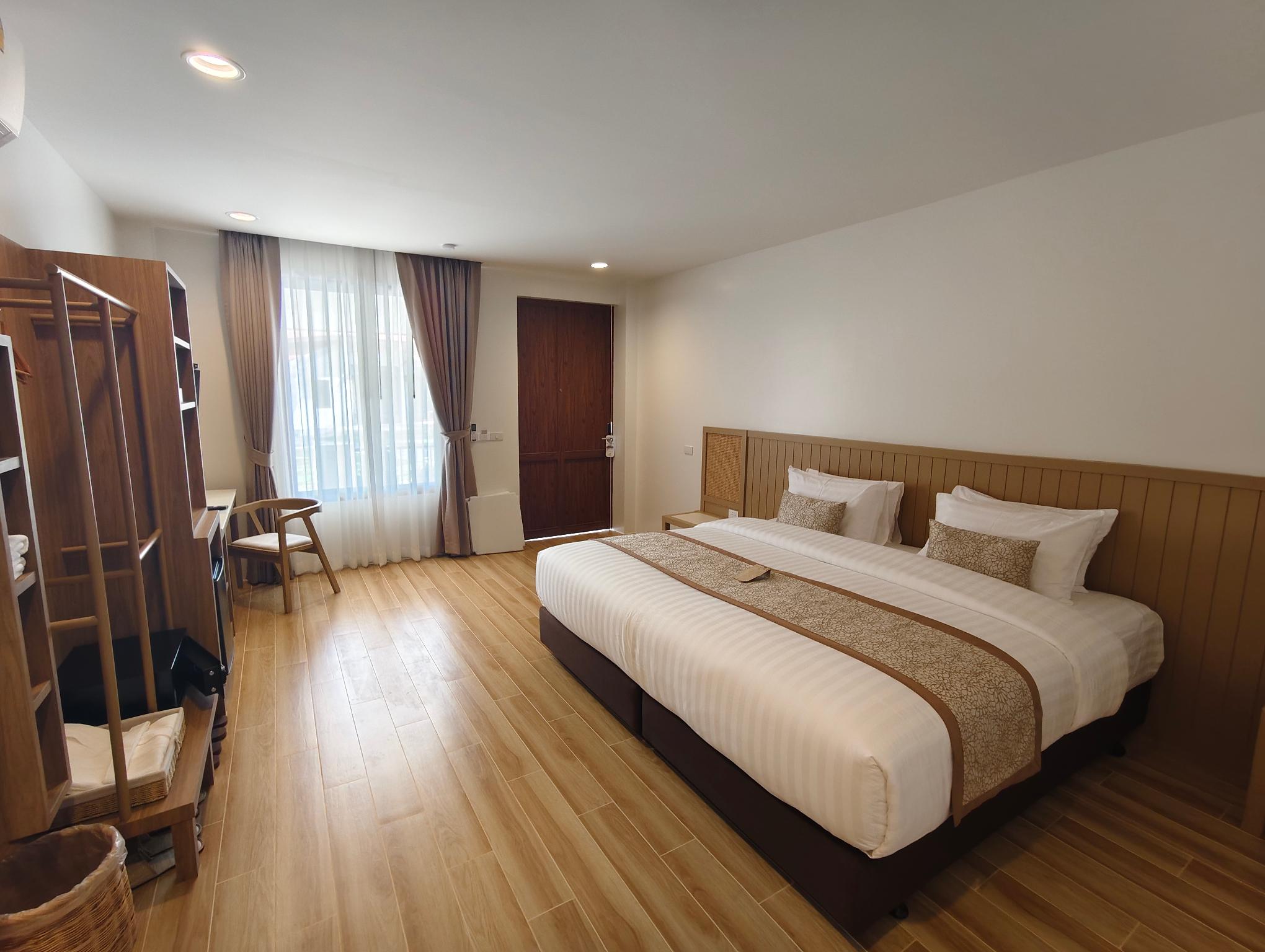 Room, Sea Side