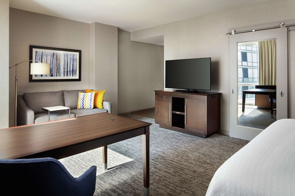 Hampton Inn and Suites Teaneck Glenpointe, NJ 13/41