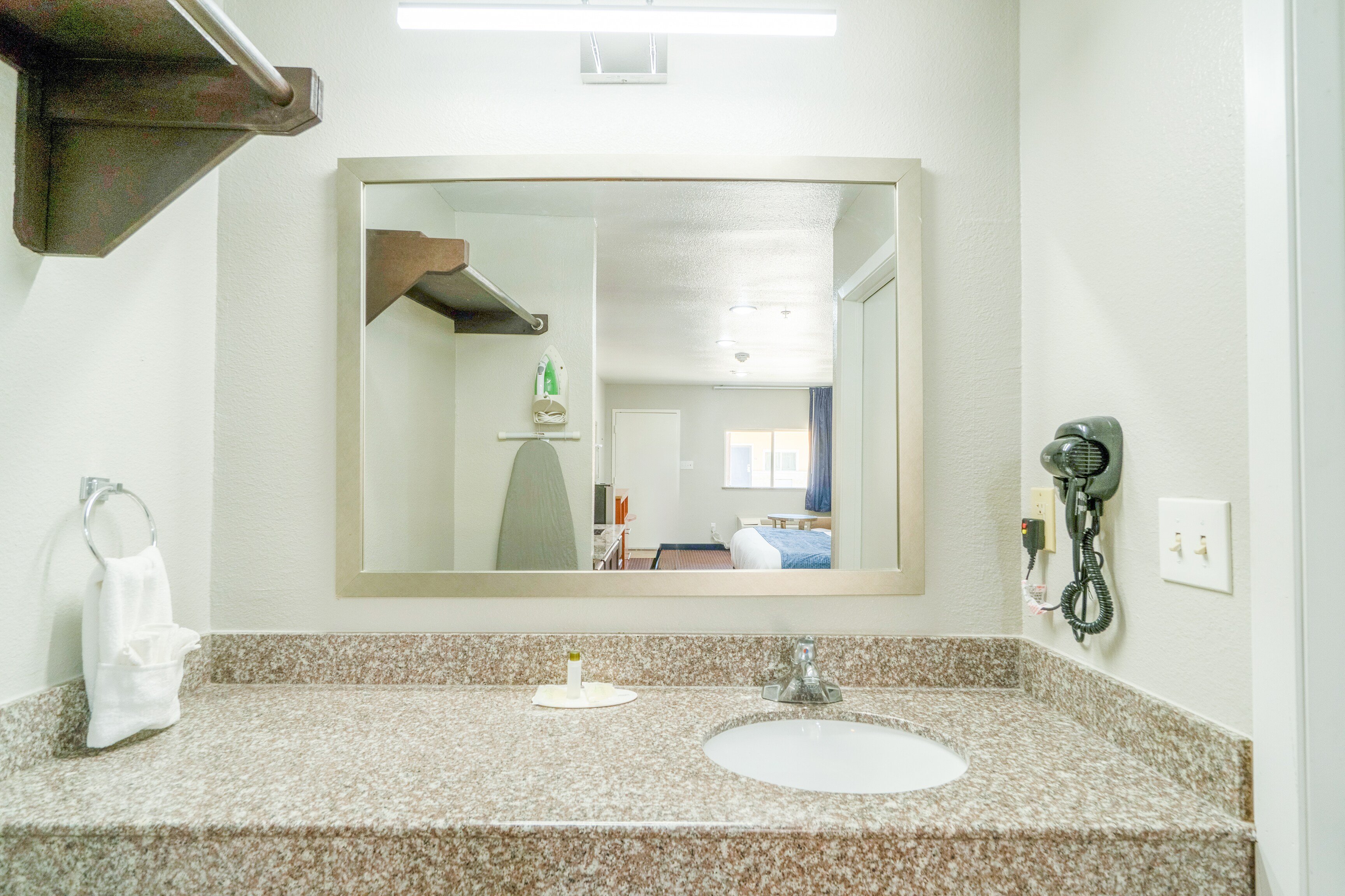 Atria Inn & Suites Kitchenette 40/43