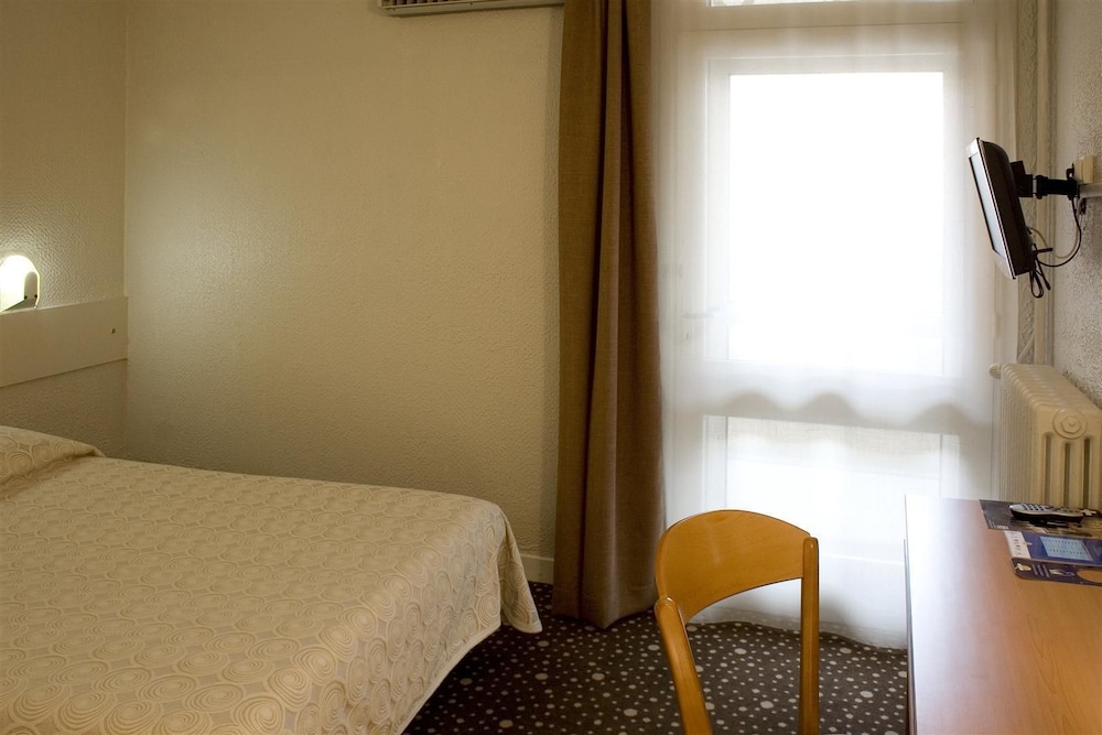 Ours Blanc Place Victor Hugo 19/67
