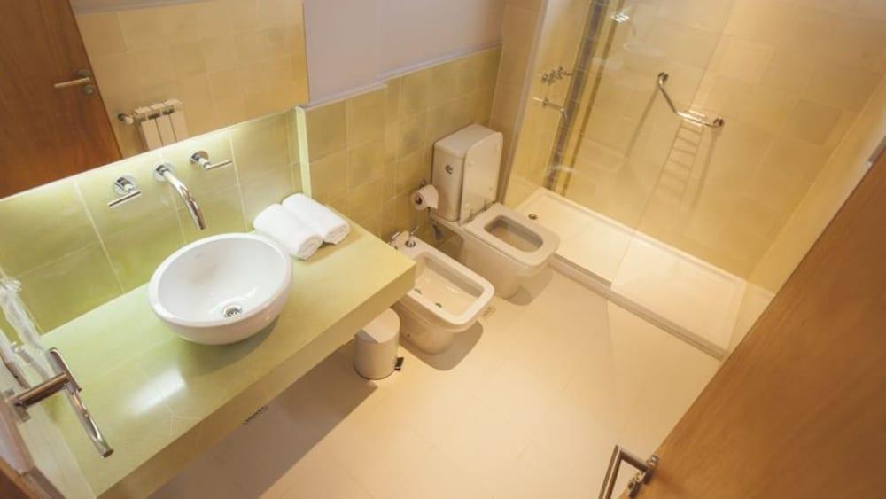 AMALINAS HOTEL 32/33