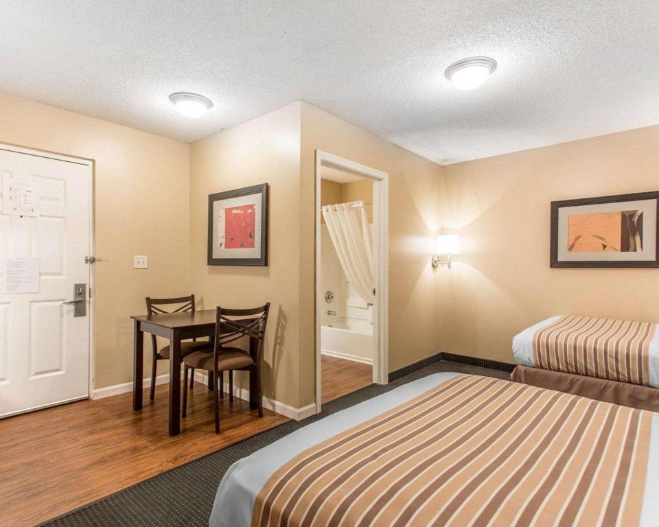 Efficiency, 2 Double Beds, Smoking، Suburban Studios Kennesaw Marietta North 3/4