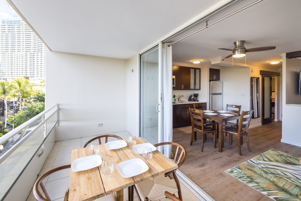 Regency on Beachwalk Waikiki by OUTRIGGER 41/50