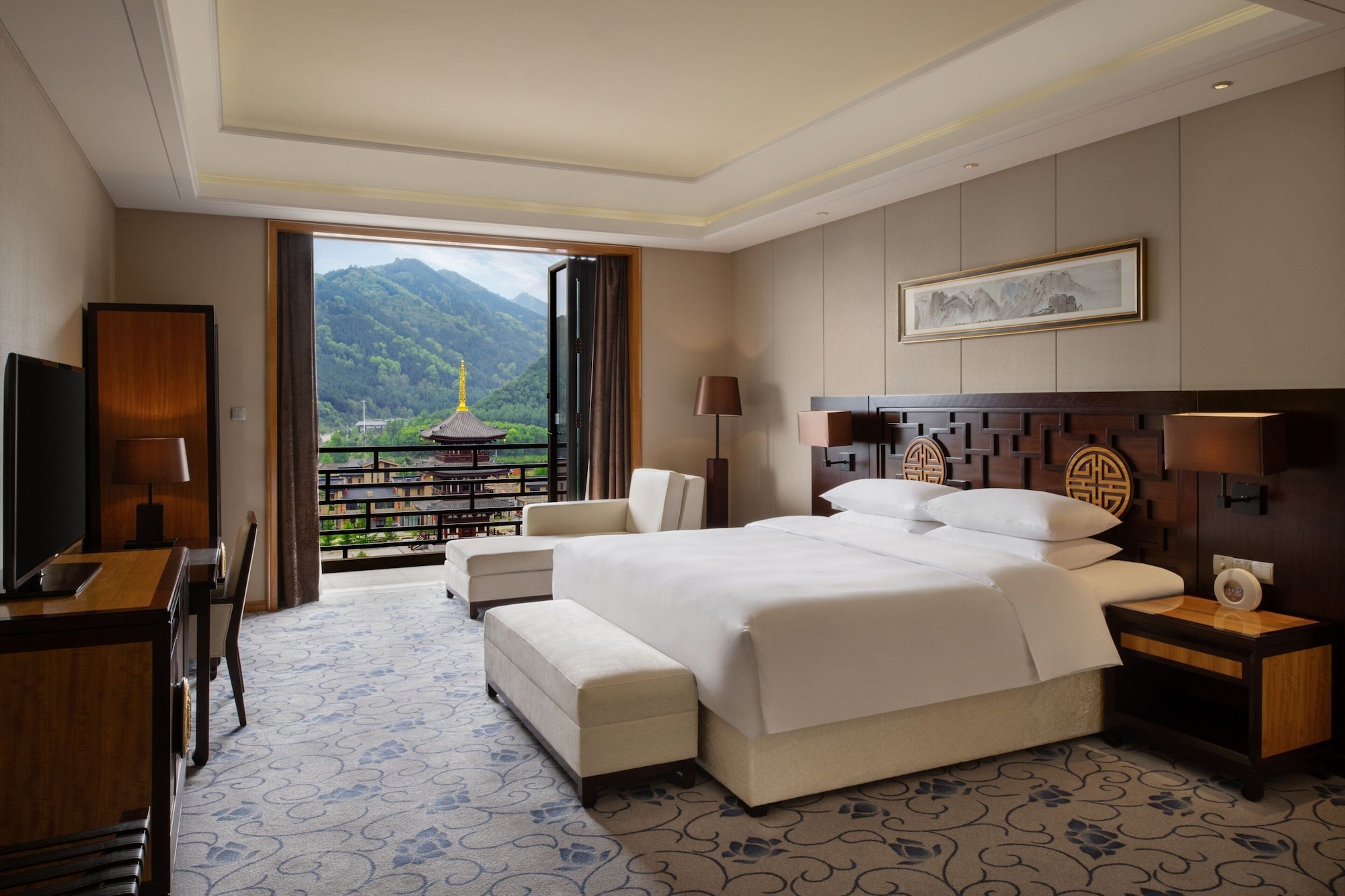 Deluxe, Queen Bed, Resort View