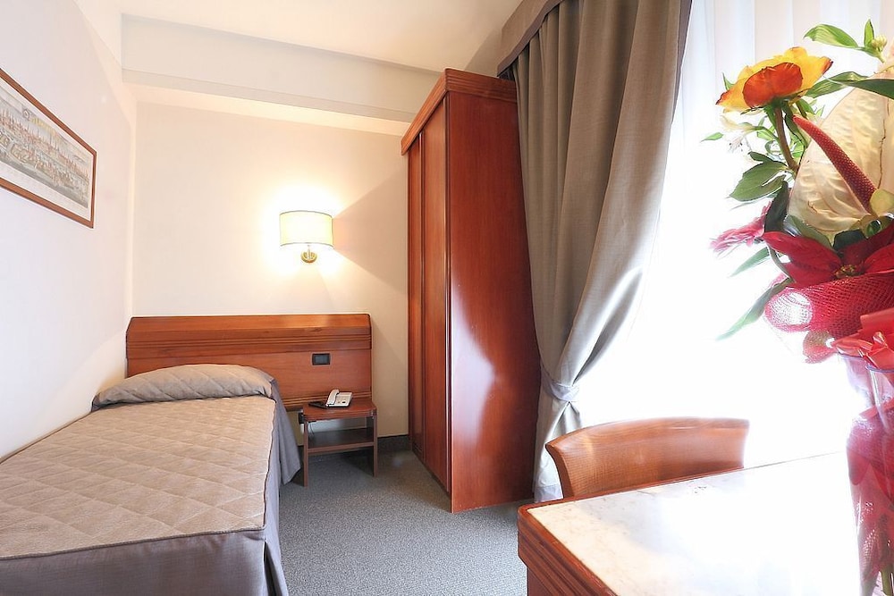 Arcadia Hotel 39/48