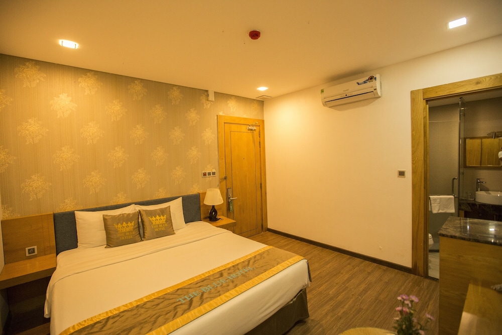 Standard, Queen Bed, No Window