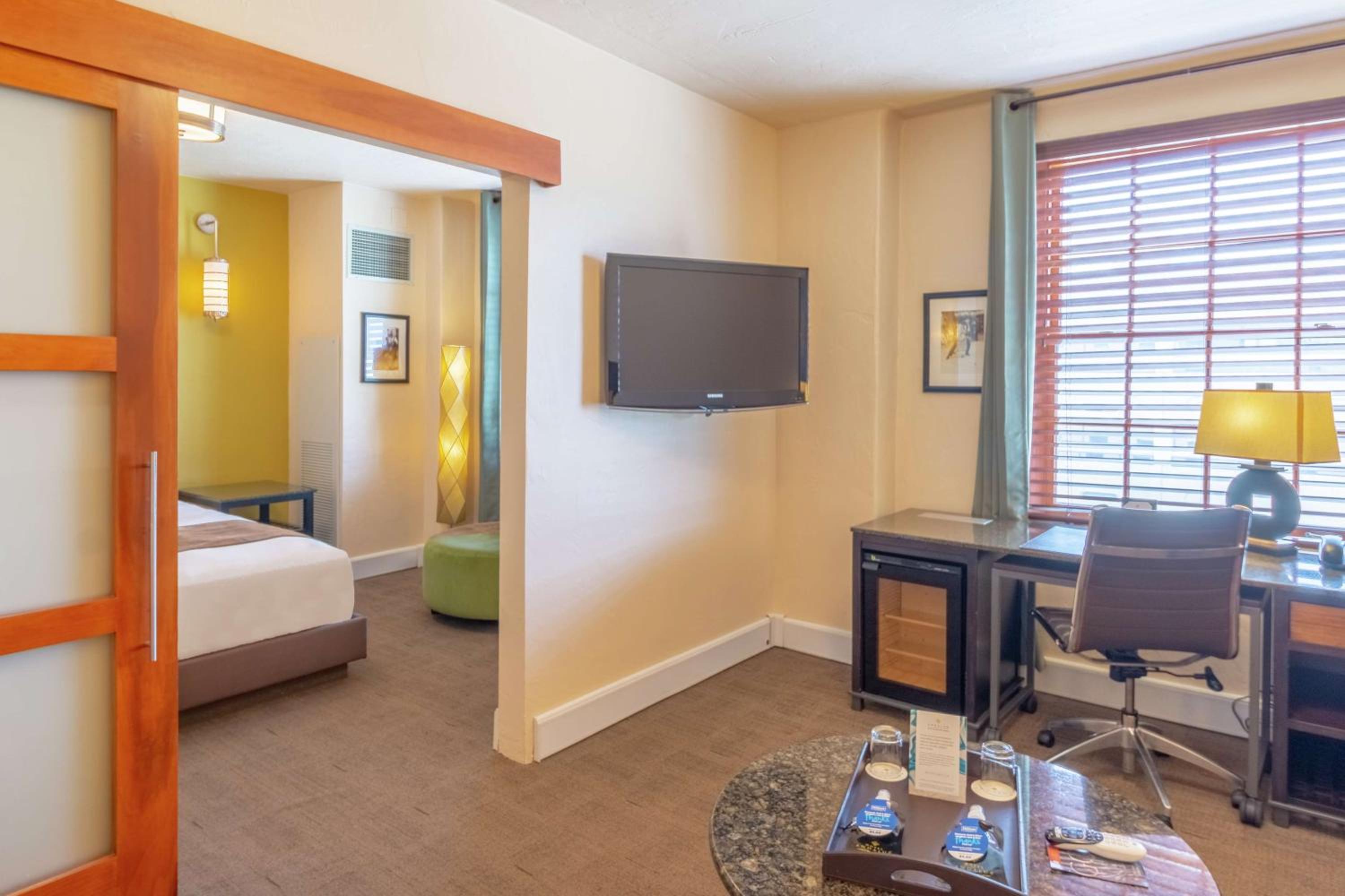 1 BEDROOM, SUITE, KING BED, LIVING AREA