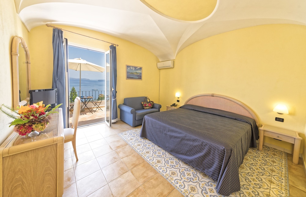 DELUXE, DOUBLE BED