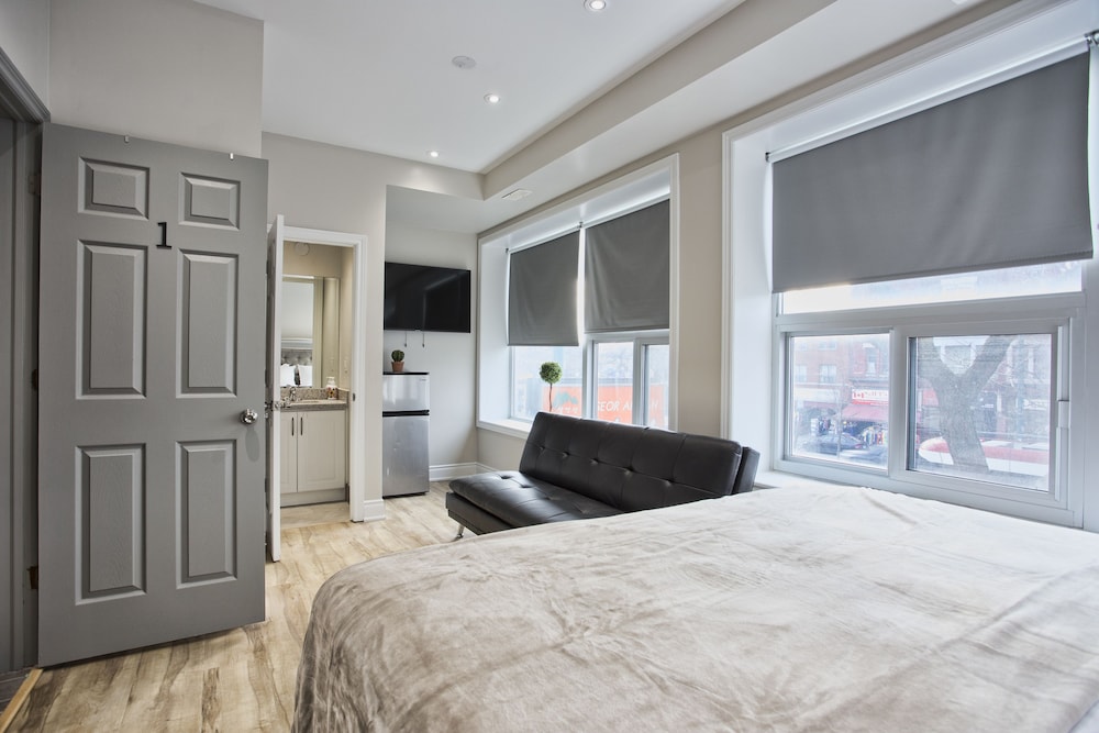 Toronto Rooms And Suites 15/49