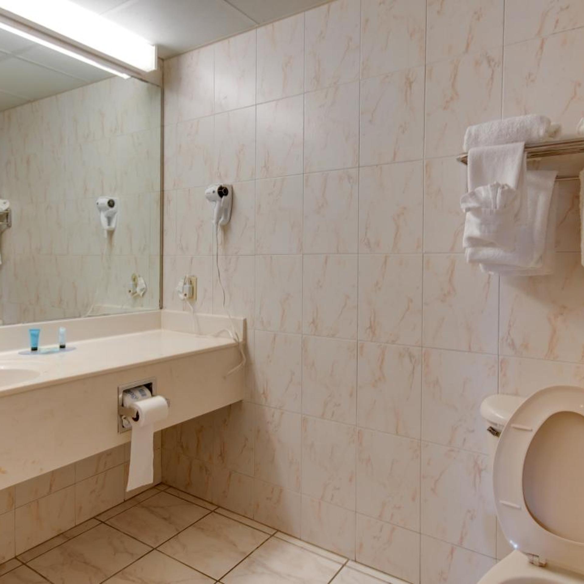 Room, 2 Queen Beds, Side View, Hot Tub، Ocean 1 Hotel and Suites 9/10