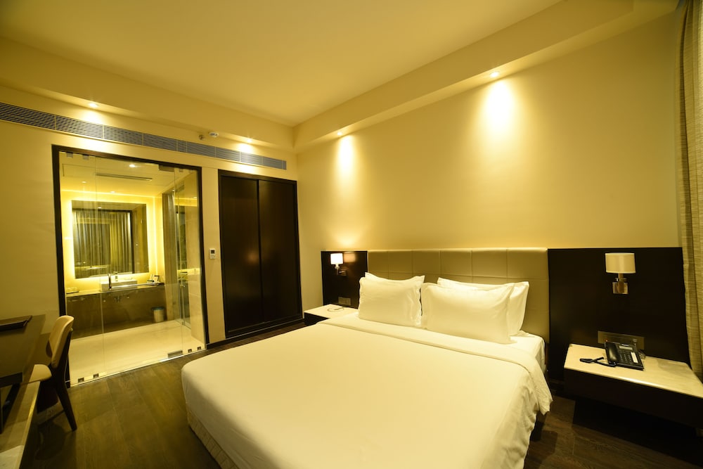 غرفة كلوب بسرير كينج، Iscon The Fern Resort and Spa, Bhavnagar 2/3