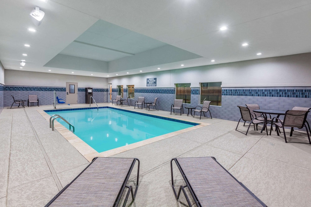 La Quinta Inn & Suites by Wyndham Houston East at Sheldon Rd 28/52
