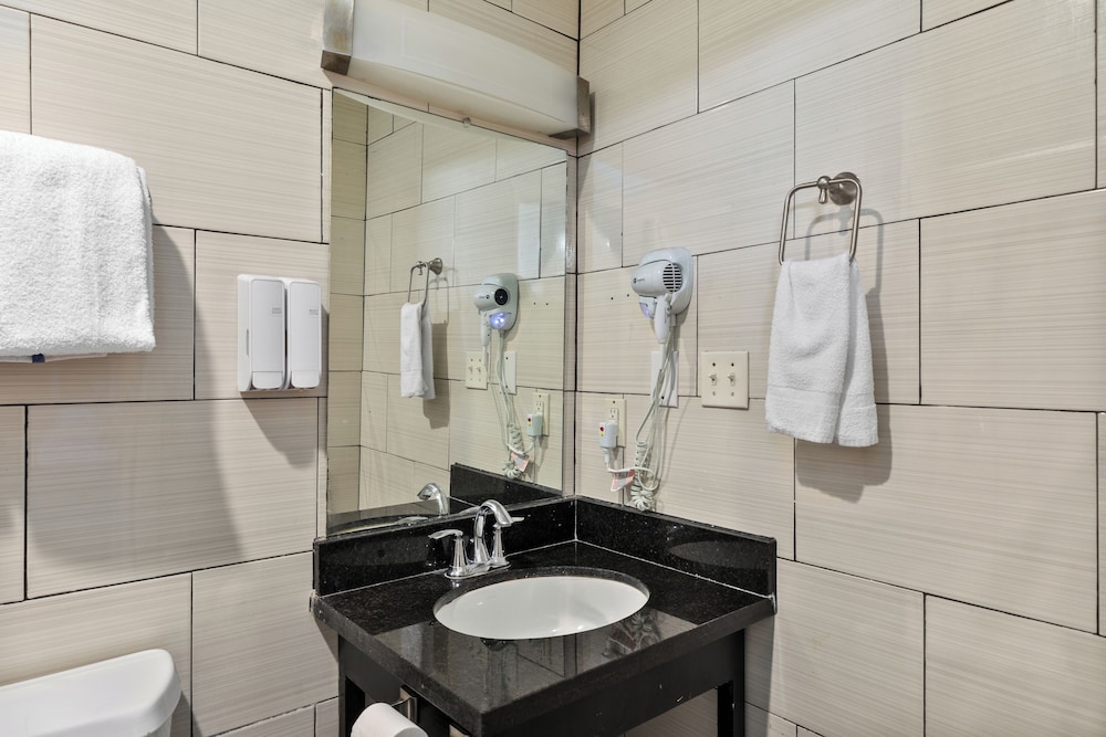 WindWater Hotel & Marina 63/66